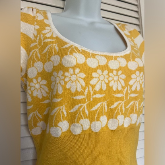 Maeve by Anthropologie Knit Floral Cherry Pattern Crop Top Size XS Yellow White - Picture 4 of 13